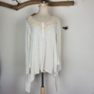 Umgee lace trimmed Henley sharkbite hem